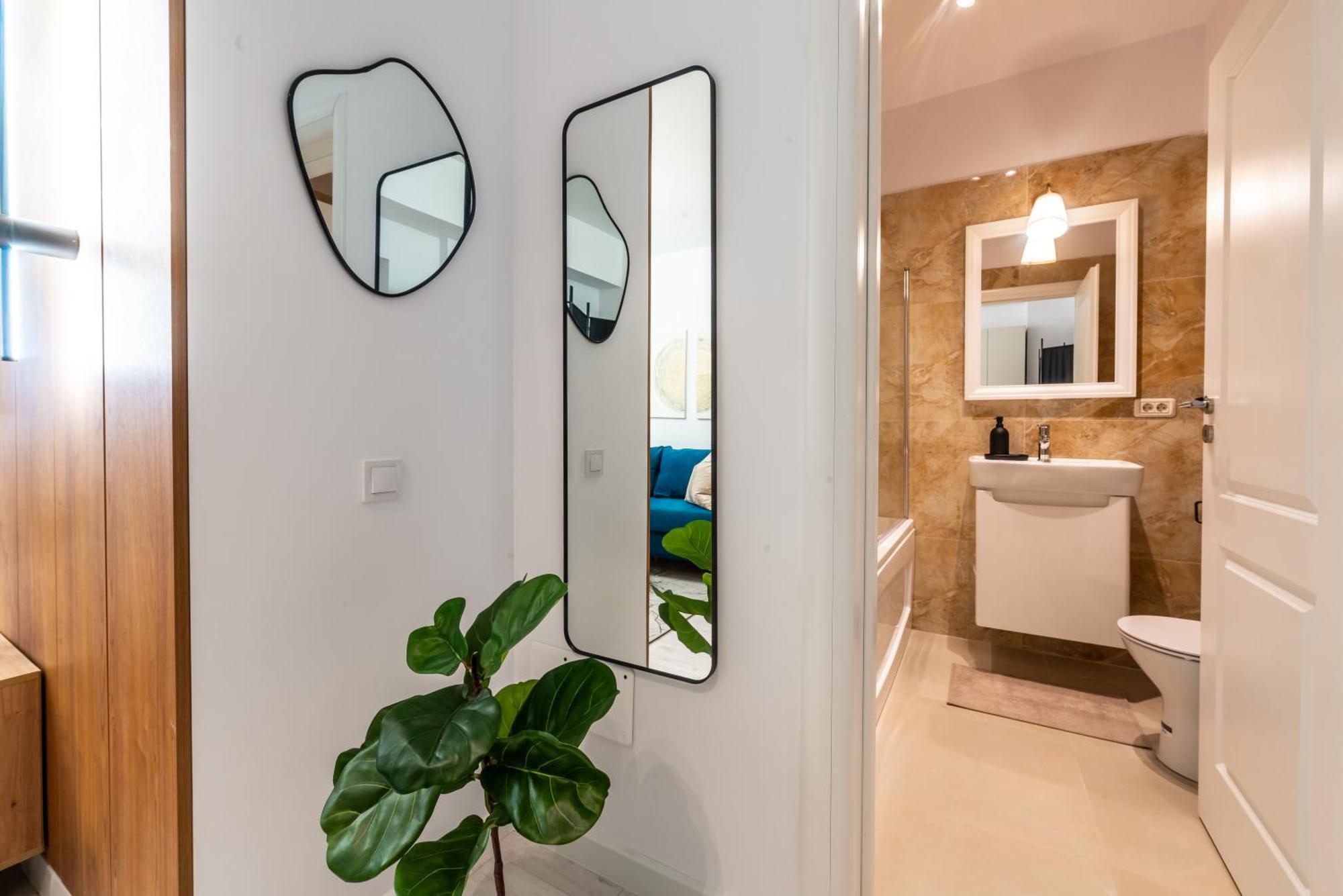 Apartment Address 811b2 *